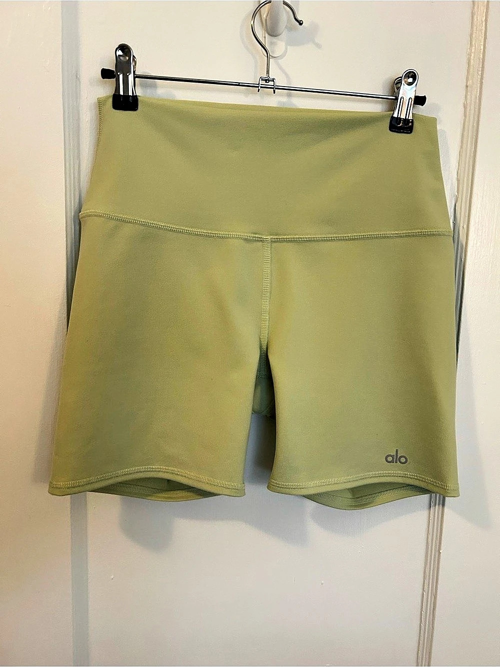 alo Women's Bike Shorts in Pale Green Size Medium Like New